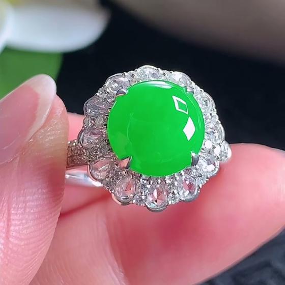 18K金翡翠阳绿蛋面戒指
